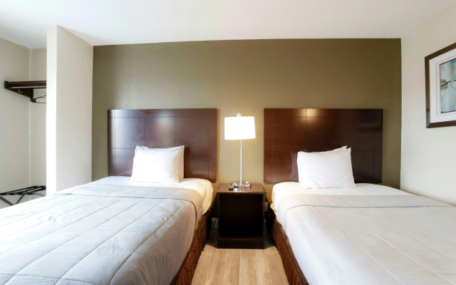 photo 4 of Copley Inn & Suites By OYO Akron OH
