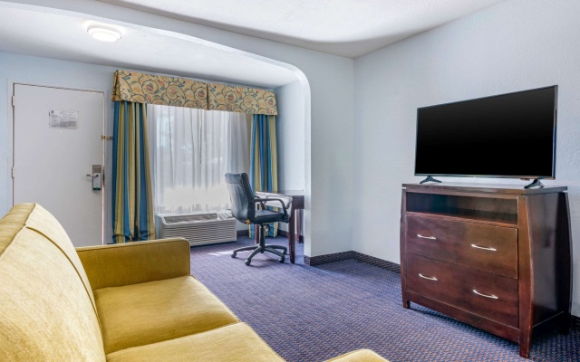 photo 3 of Quality Inn Sarasota North Near Lido Key Beach