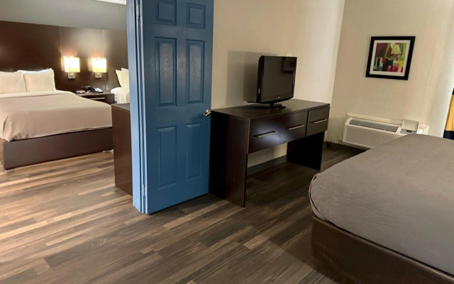 photo 3 of Quality Inn and Suites Livonia