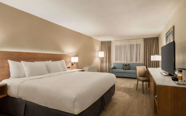 photo 3 of Radisson Hotel Milwaukee Airport