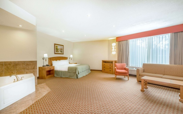 photo 3 of Ramada Tropics Resort & Conf Center by Wyndham Des Moines