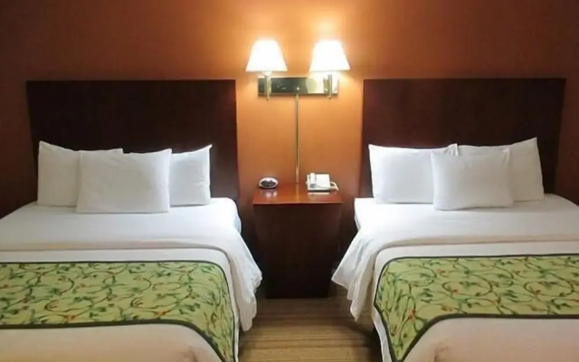 photo 4 of Red Carpet Inn & Suites