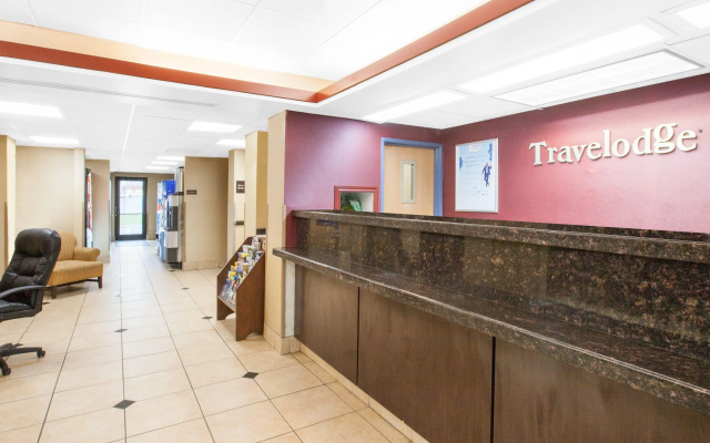 photo 2 of Travelodge by Wyndham Romulus Detroit Airport