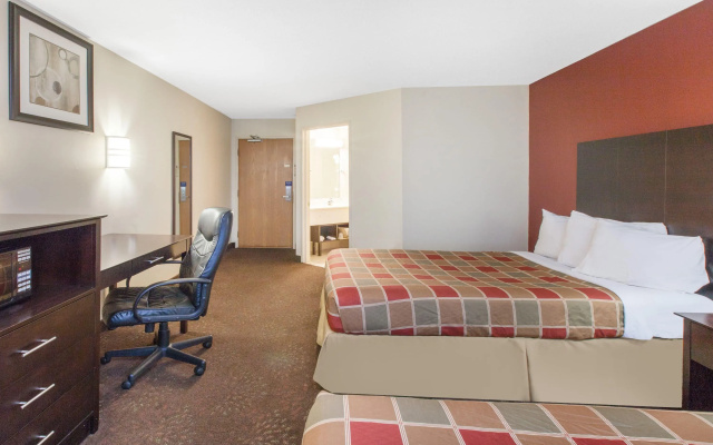 photo 3 of Travelodge by Wyndham Romulus Detroit Airport