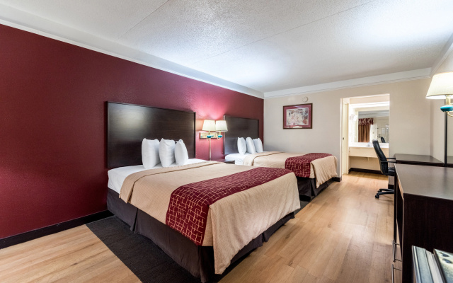 photo 4 of Red Roof Inn & Suites Clinton, TN