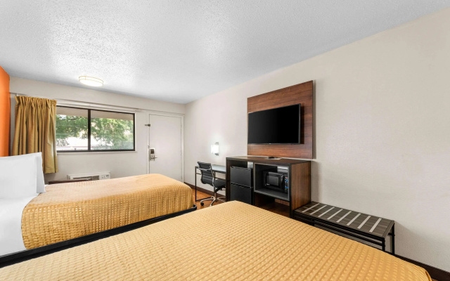 photo 2 of Motel 6 Charlotte NC Airport