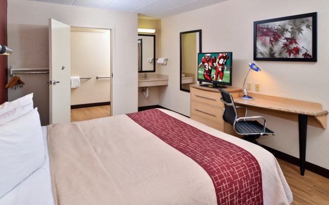 photo 4 of Super 8 by Wyndham Deerfield/Northbrook