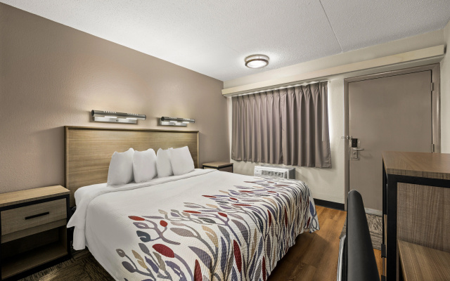 photo 3 of Red Roof Inn Detroit - Royal Oak/ Madison Heights