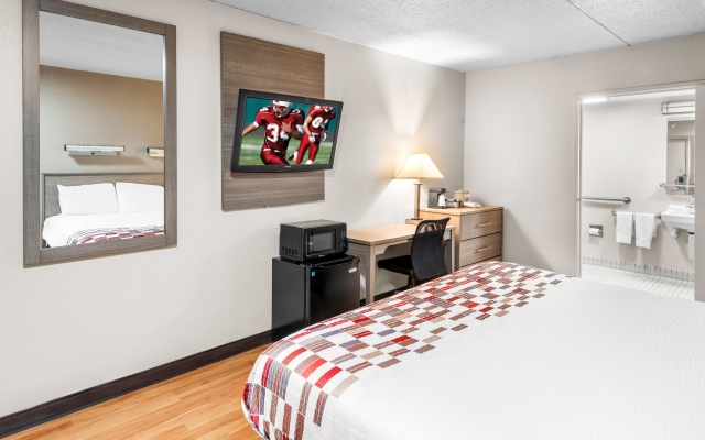 photo 4 of Red Roof Inn Indianapolis North - College Park