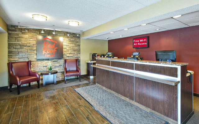 photo 2 of Red Roof Inn Louisville Expo Airport