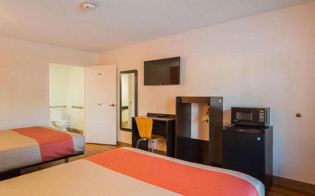 photo 2 of Motel 6 Savannah, GA - Midtown