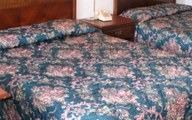 photo 2 of Redwood Inn Motel Medford