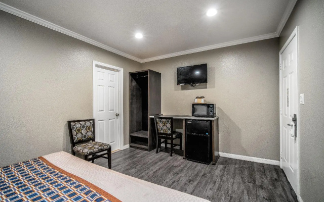 photo 5 of Regency Inn & Suites