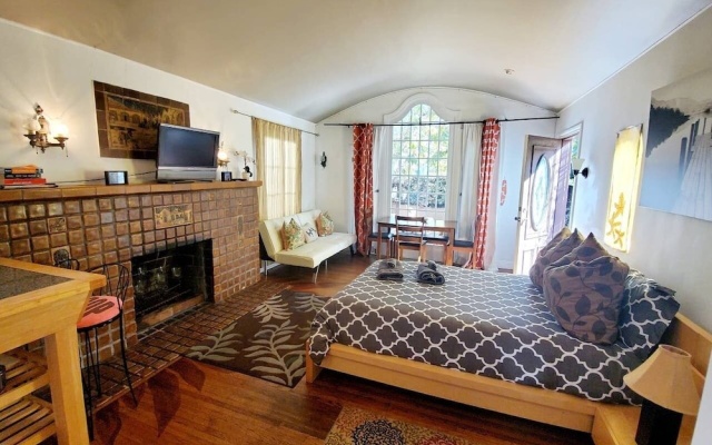 photo 2 of Retro Artistic 3br +loft@venice Short/long Stay 4 Bedroom Apts