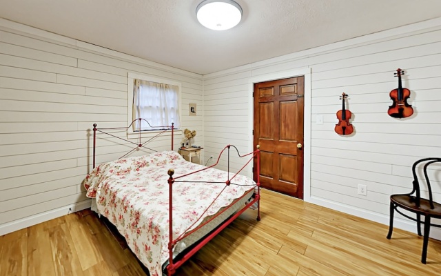 photo 4 of Retro-chic 1920s Bungalow - 2 Bedroom Cabin