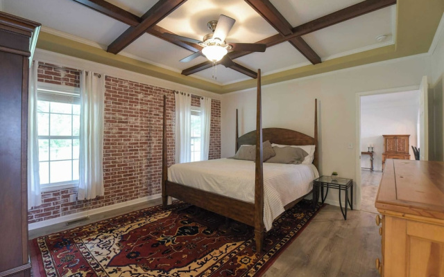 photo 2 of Riverside Ranch by Avantstay Mins to Downtown