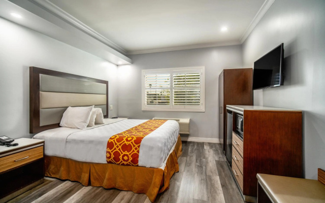 photo 4 of Rodeway Inn & Suites Pasadena