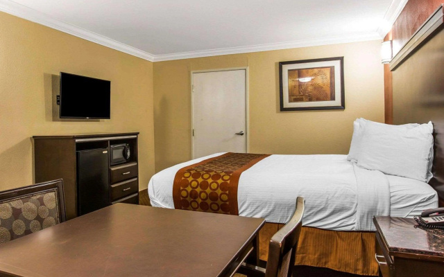 photo 5 of Rodeway Inn & Suites Corona
