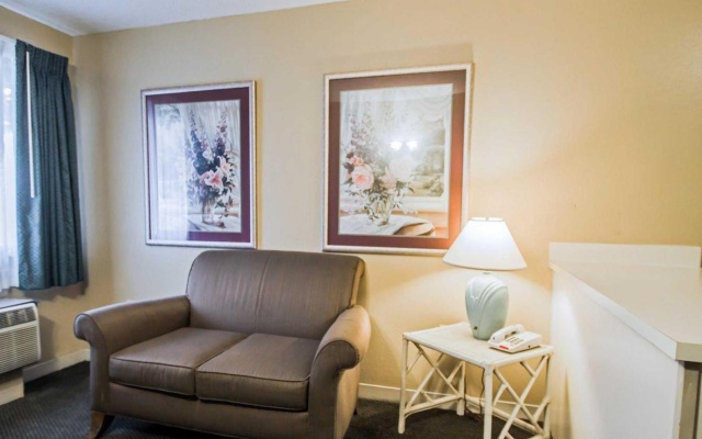 photo 4 of Rodeway Inn & Suites Haines City - Winter Haven
