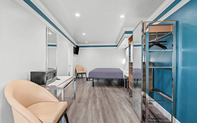 photo 4 of Rodeway Inn Commerce - Los Angeles