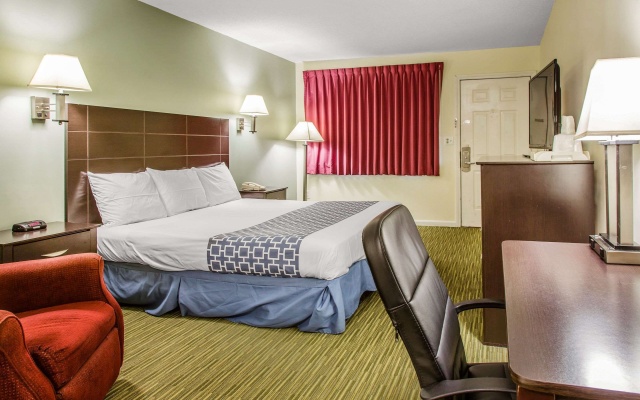 photo 4 of Rodeway Inn Groton - New London