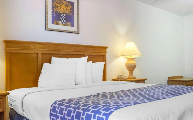 photo 2 of Rodeway Inn Old Town Scottsdale