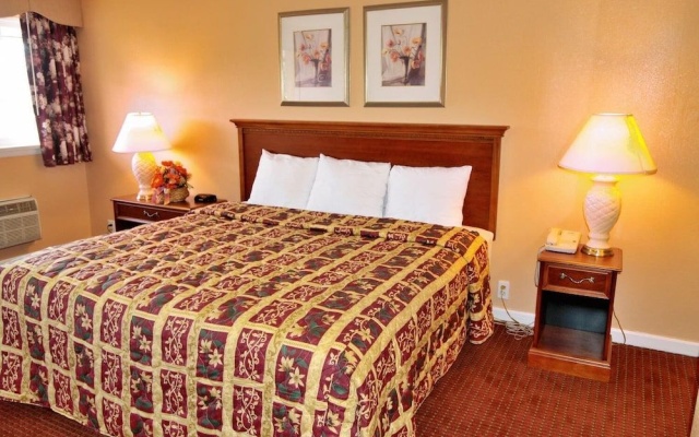photo 4 of Parkway Inn