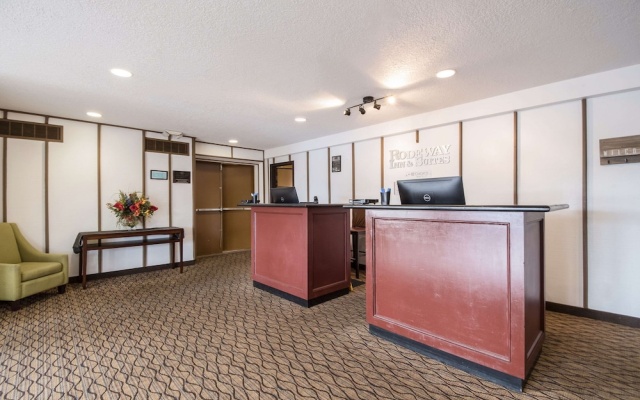photo 2 of Rodeway Inn & Suites Portland - Jantzen Beach