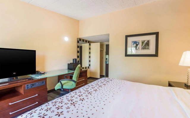 photo 2 of Rodeway Inn & Suites Stroudsburg - Poconos