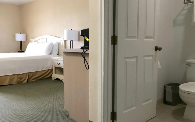 photo 3 of Rogue Regency Inn Medford Airport