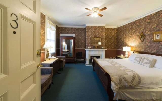 photo 3 of Rogues' Harbor Inn