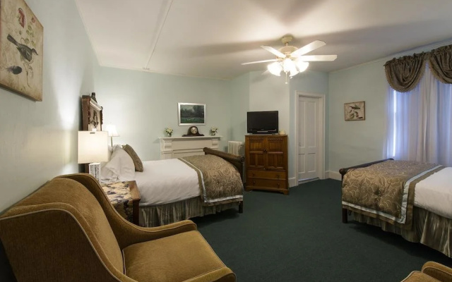 photo 4 of Rogues' Harbor Inn