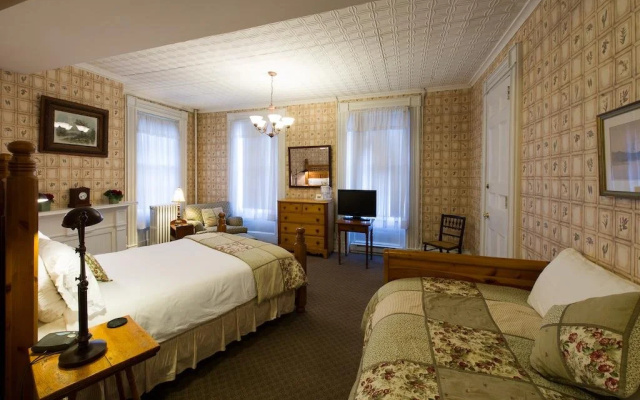 photo 5 of Rogues' Harbor Inn