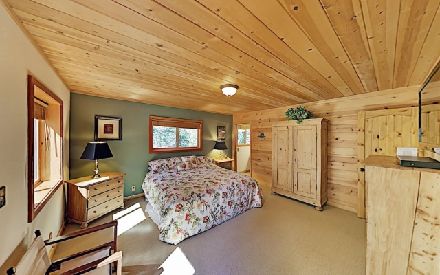 photo 2 of Roomy Forest-view W/ Private 2-car Garage 4 Bedroom Home