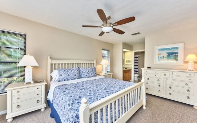 photo 4 of Rovigo Vacation Rental: Spacious Retreat with Panoramic Lake Views in Kings Lake. 4-BR, 4-Bathroom Home with Private Pool, just 3.4 Miles from the Vibrant Fifth Avenue South and Naples Attractions