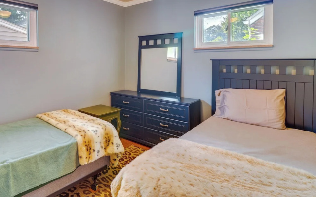 photo 4 of Royal Oak Home: 13 Mi to Downtown Detroit