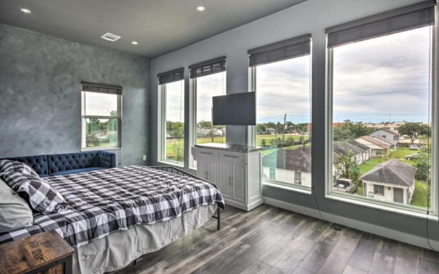 photo 2 of Rustic 4-Story Rooftop Spectacular Downtown View