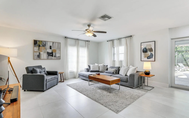 photo 5 of Sarasota Home w/ Private Pool ~ 10 Mi to Beach!