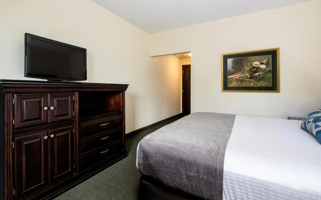 photo 2 of Savannah House Hotel