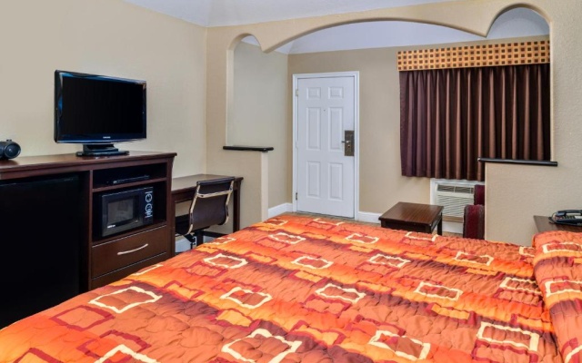 photo 2 of Scottish Inn & Suites Highway 6 South