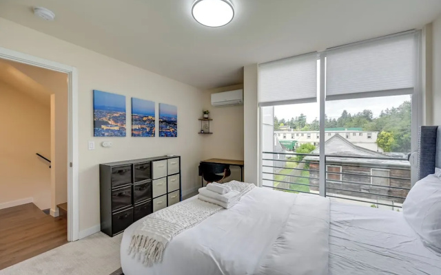 photo 2 of Seattle Townhome: Rooftop Deck < 7 Mi to Dtwn
