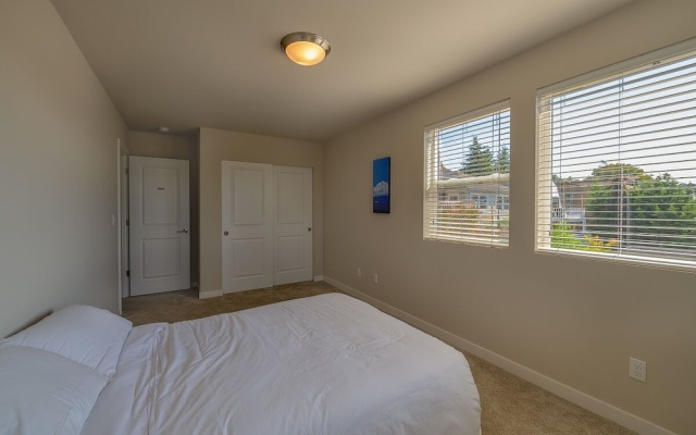 photo 3 of Seattle Urban Village - Vashon - Roof top View Deck