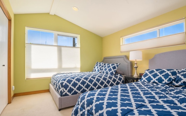 photo 3 of Seattle Vacation Home-18th Ave Townhome