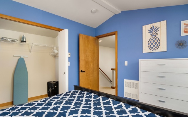 photo 4 of Seattle Vacation Home-18th Ave Townhome