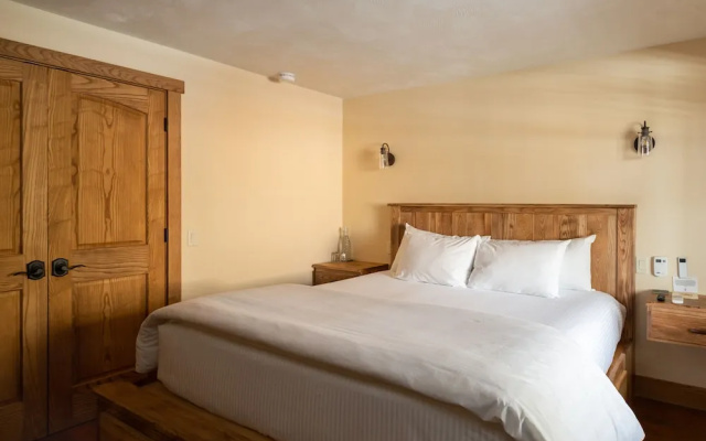 photo 4 of Seesaw's Lodge