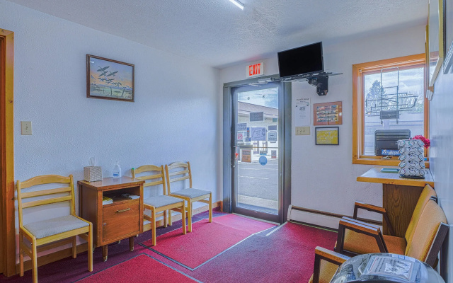photo 2 of Love Hotels Silver Street By Oyo At Hurley Wi