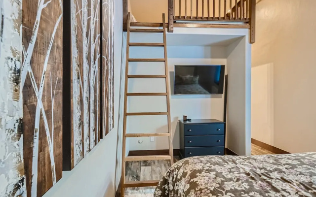 photo 5 of Slopeview Sanctuary 4 Bedroom Home by RedAwning