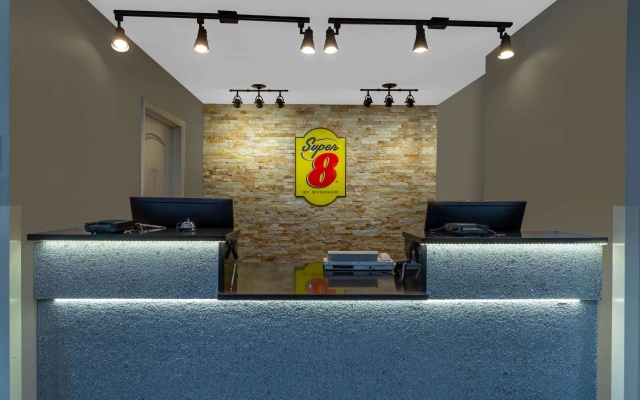 photo 2 of Super 8 by Wyndham South Holland Hotel