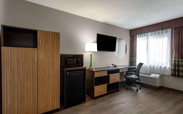 photo 3 of Super 8 by Wyndham South Holland Hotel