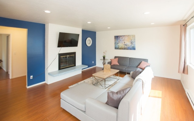 photo 2 of Space Needle Place - New Seattle Apt - Sleeps 8